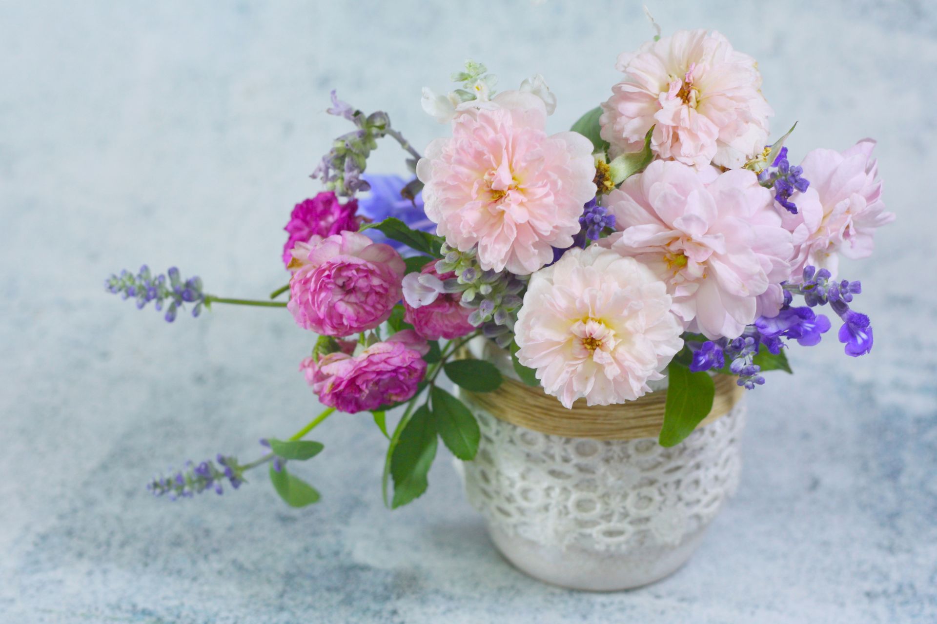 How to Choose the Right Vase for Flowers